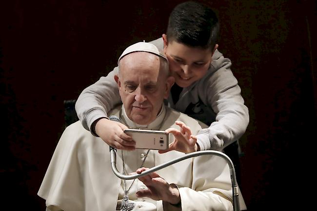 Papst Franziskus fordert bessere Perspektiven für junge Menschen. 