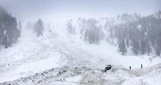 Sucharbeiten nach den versch&uuml;tteten Skifahrern nach einem Lawinenniedergang im Vallon d'Arbi.