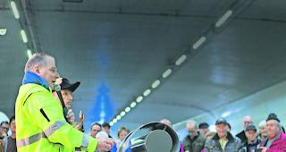 Unter Tage. Verkehrsdirektor Jacques Melly empf&auml;ngt die G&auml;ste im Tunnel Eyholz.  
