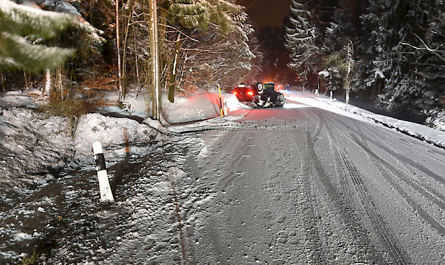 Eine 25-jährige Lenkerin ist am Montag in Maienfeld GR mit ihrem Auto auf schneebedeckter Strasse auf dem Dach gelandet.