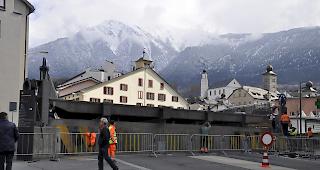 Die Arbeiten an der Hubtechnik sind in vollem Gang.