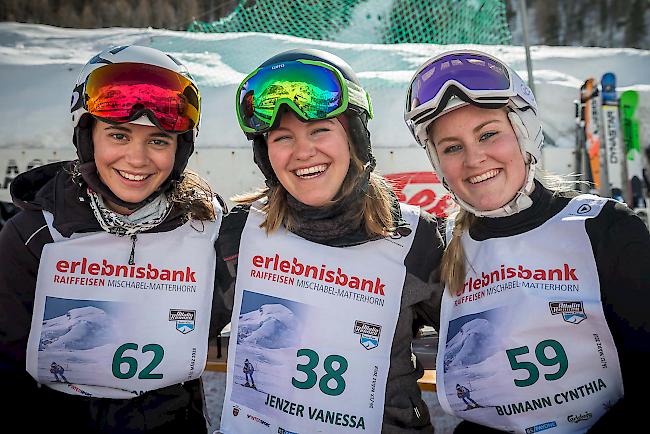Antonia Rumpf (20), Vanessa Jenzer (22), Cynthia Bumann (22) aus Saas-Fee.