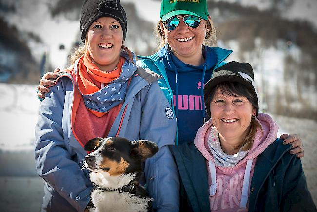 hinten: Silja Zurbriggen (31), Doreen Ackermann (36), vorne: Luna (4), Marlies Zurbriggen (61) alle aus Saas-Fee.