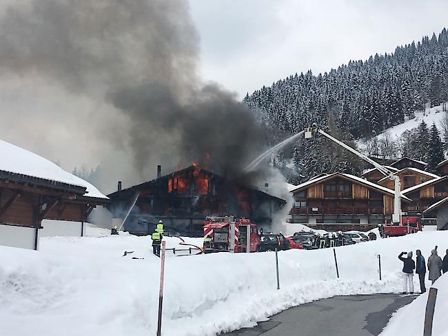 Bei dem Brand im Mehrfamilienhaus in Morgins kam keine Person zu Schaden.