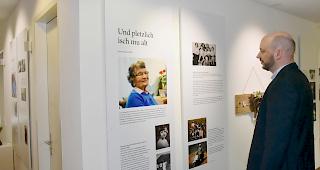 Markus Lehner, Leiter des Visper Martinsheims, in der Ausstellung "alt werden &ndash; alt sein": "Diese Ausstellung bringt Leben in unser Heim".