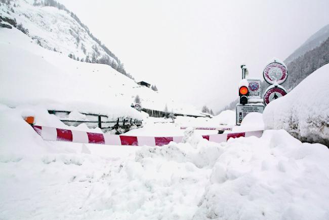 Die Strasse Täsch-Zermatt muss im Winter nach Neuschnee immer wieder gesperrt werden.