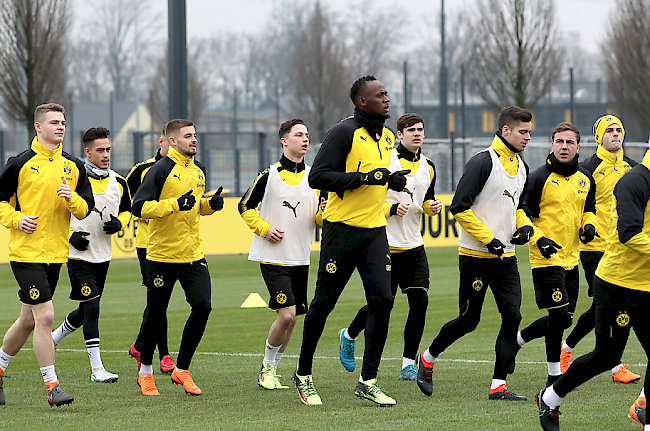 Marketing-Gag? Sprint-Legende Usain Bolt trainierte am Freitagmorgen erstmals mit den Profis von Borussia Dortmund. Der 31-jährige Jamaikaner strebt nach eigenen Aussagen eine Karriere als Fussballer an.