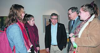 Grosses Interesse. Kollegiums-Maturandinnen wie Philosophie-Preistr&auml;gerin Rafaela Schinner, Ga&euml;l Meyer und Martina Simone (ganz rechts) stellten Rektor Zurwerra (Bildmitte) und VVO-Pr&auml;sident Dr. Fischer dr&auml;ngende Fragen (von links).