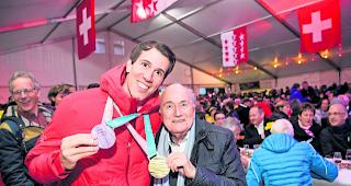 Zwei ber&uuml;hmte Visper. Ramon Zenh&auml;usern mit Ex-FIFA-Boss Sepp Blatter...