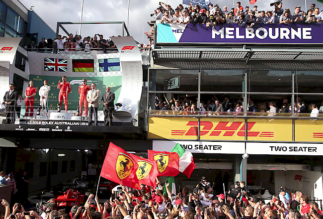 Auftaktsieg. Sebastian Vettel hat den GP von Australien für sich entschieden. Der Deutsche setzte sich vor Weltmeister Lewis Hamilton durch. Kimi Räikkönen komplettierte das Podest als Dritter.
