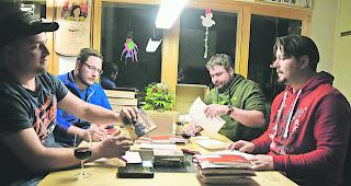 Gefragt. Die Genderb&uuml;ebu haben jede Menge CD-Bestellungen zu bearbeiten. Von links: Simon Schnydrig, Marco Gurten, Raban Pfammatter und Kilian Schnydrig. (Archiv)