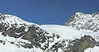 Sturz &uuml;ber Felswand. Ausserhalb des Skigebiets von Hohsaas ist am Samstag ein 19-j&auml;hriger Snowboarder aus Deutschland t&ouml;dlich verungl&uuml;ckt. 