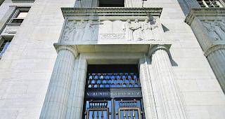 Das Bundesgericht hat die Verurteilung eines Mannes wegen mehrfacher versuchter vors&auml;tzlicher T&ouml;tung aufgehoben und den Fall ans Walliser Kantonsgericht zur&uuml;ckgewiesen. Der Mann hatte seiner Frau und den beiden kleinen Kindern im M&auml;rz 2017 gedroht, sie mit einem Karabiner zu erschiessen.