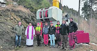 Mitarbeiterstolz. Adrian Eyer, Leander Eyer, Philipp Tenisch, Lars Werlen, Michael Stalder, Adrian Schweizer, Pfarrer Rolf Kalbermatter und Revierf&ouml;rster Martin Schmidhalter (von rechts).  