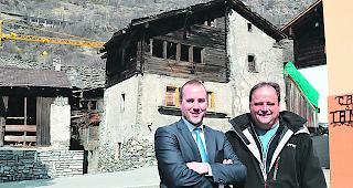 Gemeinderat Mike Hutter (links) und Gemeindepr&auml;sident Georges Schnydrig freuen sich vor dem &laquo;Ritterhaus&raquo; auf den neuen Dorfplatz.