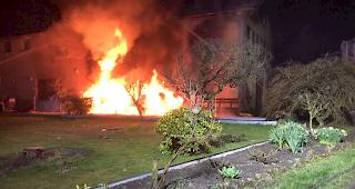 Ausgeweitet. Neben dem Wohnmobil brannte auch ein PKW und eine Hausfassade.