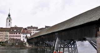 Die Feuerwehr hatte alle H&auml;nde voll zu tun, die historische Br&uuml;cke zu l&ouml;schen.