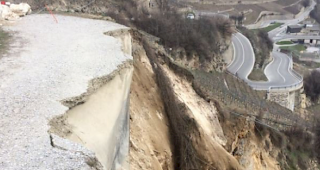 Die Strasse zwischen Granges und Lens ist am Mittwoch teilweise abgebrochen.