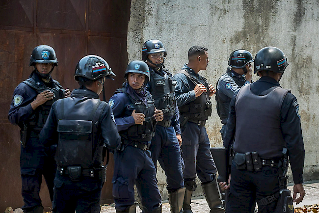 Aufstand. Gemäss Medienberichten sind bei einer Meuterei in einer venezolanischen Polizeistation 68 Menschen ums Leben gekommen.