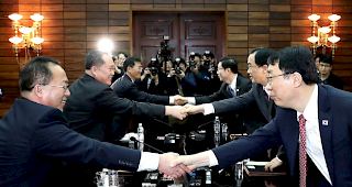 Dialog. Vertreter S&uuml;d- und Nordkoreas sind am Donnerstag in Panmunjom zusammengekommen, um das f&uuml;r Ende April geplante Gipfeltreffen vorzubereiten. Dieses soll am kommenden 27. April stattfinden.