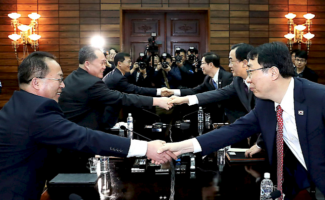 Dialog. Vertreter Süd- und Nordkoreas sind am Donnerstag in Panmunjom zusammengekommen, um das für Ende April geplante Gipfeltreffen vorzubereiten. Dieses soll am kommenden 27. April stattfinden.