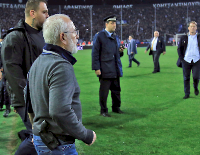 Drastische Strafe. Nachdem Savvidis, Präsident des PAOK Saloniki, mit einer Pistole am Gürtel den Platz stürmte, verdonnerte ihn die griechische Liga zu einem dreijährigen Stadionverbot sowie einer Busse von 100