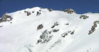 Gef&auml;hrlich. Im Hochgebirge t&uuml;rmen sich enorme Schneemassen, die jederzeit abgehen k&ouml;nnen. 