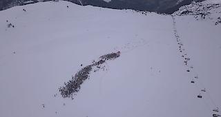 &Uuml;ber 2000 Skisch&uuml;lerinnen und Skisch&uuml;ler machten den Weltrekord auf der Bettmeralp m&ouml;glich.