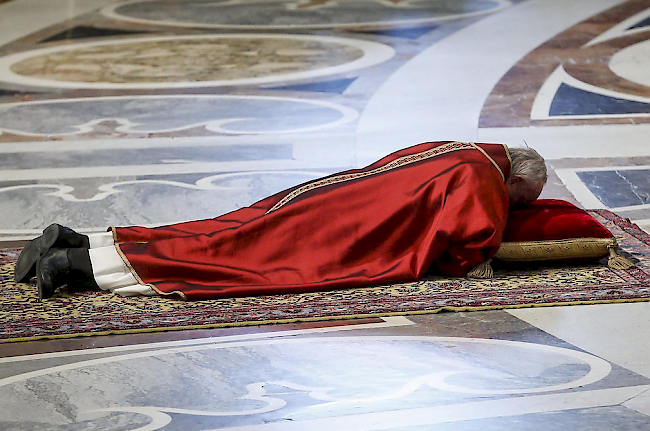 Der Papst erinnert an das Leiden und Sterben Jesu.