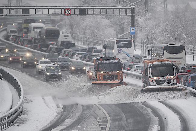 Am Samstag hat sich der Osterreiseverkehr bei winterlichem Schneetreiben vor dem Gotthard-Tunnel gestaut.