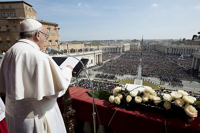 Papst feiert Messe auf dem Petersplatz.