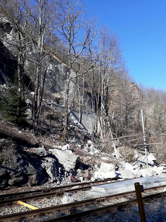 Im Val Vigezzo kam es Sonntag zu einem Bergsturz. Die Geröllmassen begruben ein Auto unter sich.