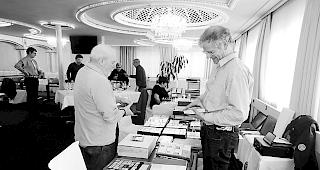 Reges Treiben. Wenn sich Briefmarkensammler treffen. 