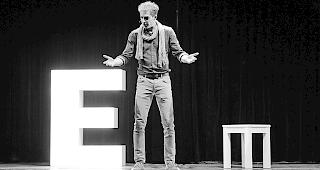 Unterhaltsam. Das Stimmen-Cham&auml;leon Michael Elsener sorgte im Vernissage f&uuml;r Lacher. 