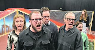 Prophetischer Gesang. Auf den Scheiterhaufen mit allen Hexen! Die Meute singt Barbara Lochmatters Schicksal herbei. 