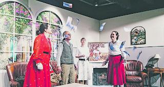 Schnelle Kom&ouml;die. Ein Geldregen auf der B&uuml;hne in Grengiols.  