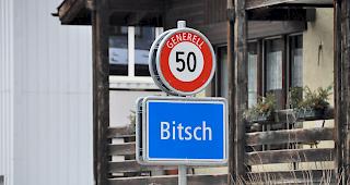 Der Ortsname erinnert stark an das englische Wort f&uuml;r Luder &ndash; &laquo;Bitch&raquo;.