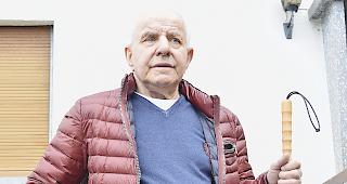 Hans Pfammatter beim Verlassen des Haus.