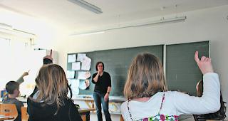 Datenschutz. Die Primar- und Orientierungsschulen der drei gr&ouml;ssten Oberwalliser Gemeinden  holen die Einwilligung der Eltern ein, bevor sie Fotos von deren Spr&ouml;sslingen ver&ouml;ffentlichen.  