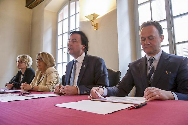 Die ehemalige Skirennfahrerin Chantal Bournissen, die Sittener Stadträtin Nadine Pardo, Stadtpräsident Philippe Varone und Vizepräsident Christian Bitschnau informieren über «Sion 2026».