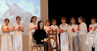 &laquo;D'alt Schmidtja&raquo; spinnt Wolle, umgeben von den armen Seelen aus dem Aletschgletscher.