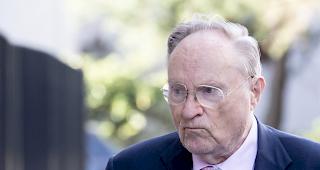 Dignitas-Gr&uuml;nder Ludwig A. Minelli auf dem Weg ins Bezirksgericht anl&auml;sslich seiner Anklage zur Flyer-Aktion gegen Regierungsr&auml;tin Silvia Steiner. 