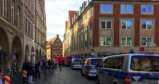 Grosseinsatz. In M&uuml;nster sind am Samstag mehrere Menschen gestorben, als ein Auto in eine Menschenmenge fuhr. Genaue Details zum Zwischenfall sind derzeit noch nicht bekannt.
