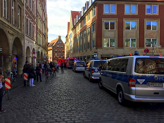 Grosseinsatz. In Münster sind am Samstag mehrere Menschen gestorben, als ein Auto in eine Menschenmenge fuhr. Genaue Details zum Zwischenfall sind derzeit noch nicht bekannt.