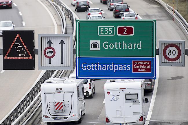 Nach einem Unfall am frühen Sonntagmorgen musste der Gotthard-Tunnel für rund eine Stunde gesperrt werden. 