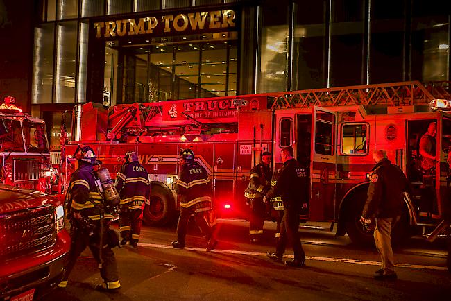 Bei den Löscharbeiten im Trump Tower in New York waren 200 Feuerwehrleute und Rettungskräfte im Einsatz. 
