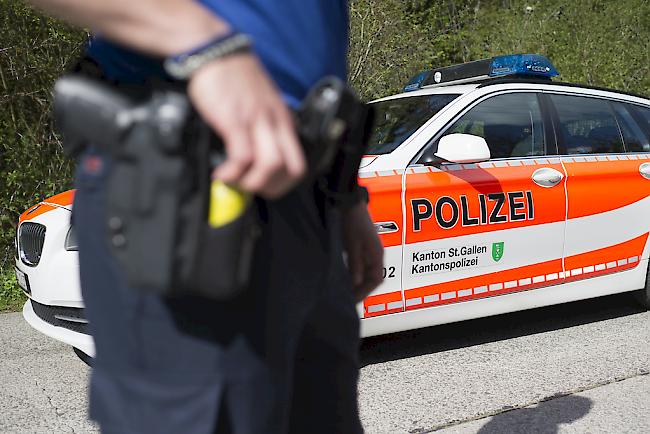 Nach einer Messerattacke in einem Restaurant in Rapperswil-Jona leitete die Kantonspolizei eine Fahndung nach einem oder mehreren Tätern ein.