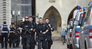 Amokfahrt. In M&uuml;nster sind am Samstag mehrere Menschen gestorben, als ein Auto in eine Menschenmenge fuhr. Offenbar handelt es sich um einen Einzelt&auml;ter. Einen islamistischen Hintergrund schliessen die Ermittler zum jetzigen Zeitpunkt aus.