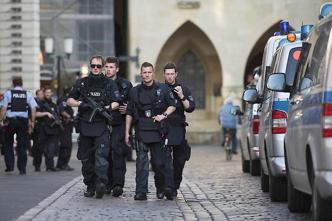 Amokfahrt. In Münster sind am Samstag mehrere Menschen gestorben, als ein Auto in eine Menschenmenge fuhr. Offenbar handelt es sich um einen Einzeltäter. Einen islamistischen Hintergrund schliessen die Ermittler zum jetzigen Zeitpunkt aus.
