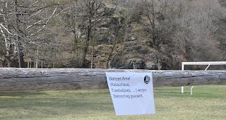 Vorsicht. Oberhalb des Visper &laquo;Chatzuh&uuml;s&raquo; herrscht derzeit Steinschlaggefahr. Das Naherholungsgebiet sowie der Wanderweg &laquo;B&auml;rgjiweg" sind vorl&auml;ufig gesperrt.